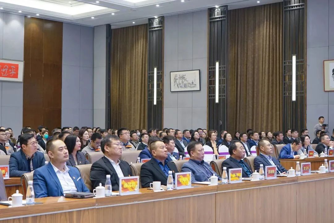 弘揚勞模精神 貢獻青春力量<br>瑞源控股集團“慶五一、迎五四”表彰大會圓滿召開，文達通股份多人獲獎！  ?