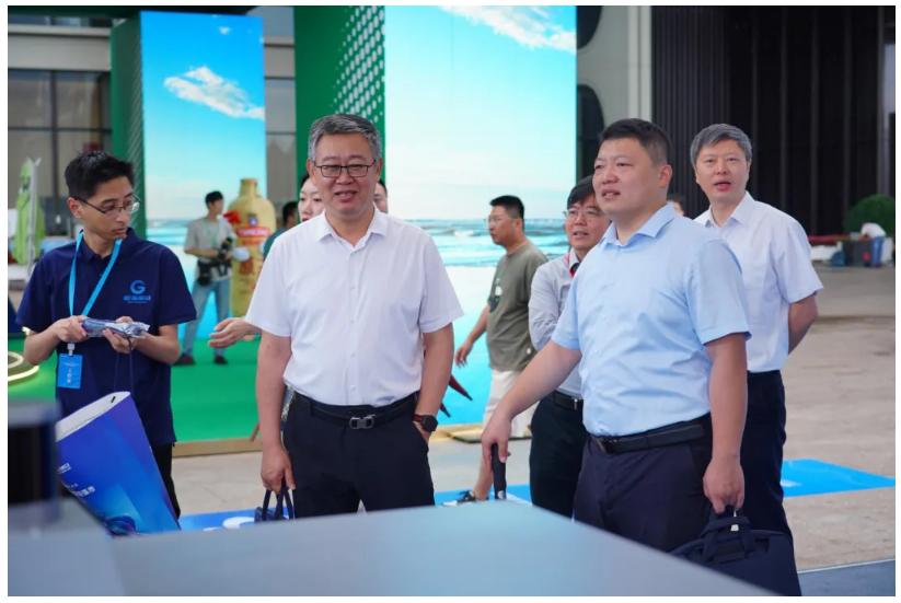 青島市委常委、副市長(zhǎng)王波等領(lǐng)導(dǎo)嘉賓參觀文達(dá)通AI無(wú)人清掃車