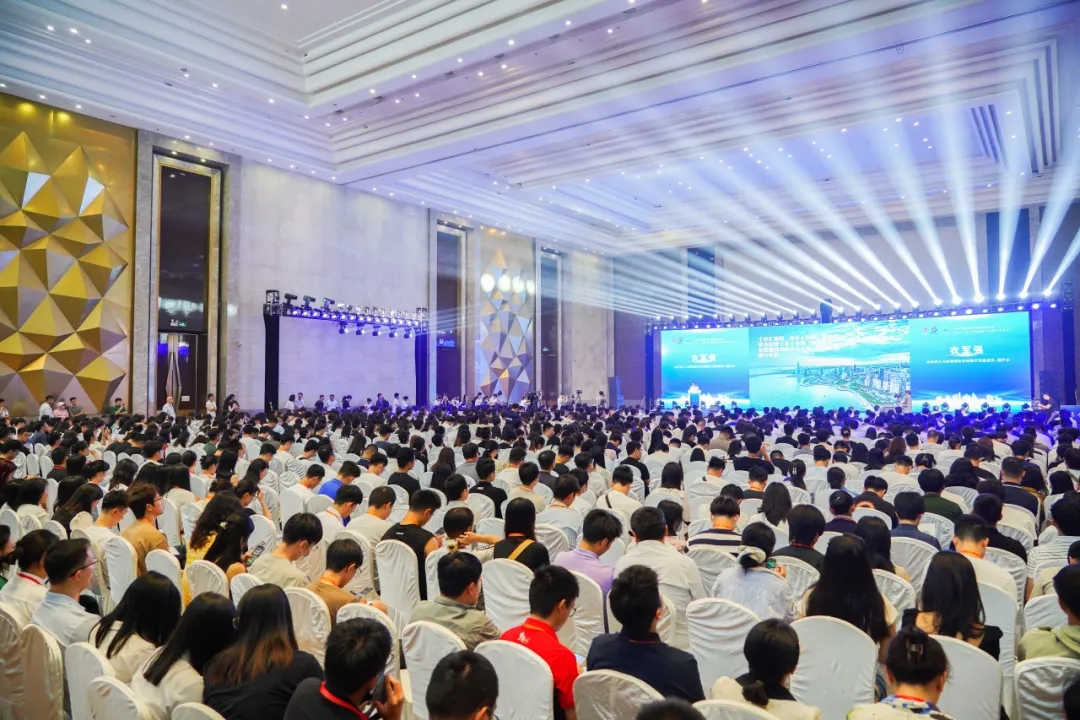 智匯青春之島 博引活力未來(lái)丨文達(dá)通AI無(wú)人清掃車(chē)亮相第十一屆“百所高校千名博士青島行”活動(dòng)